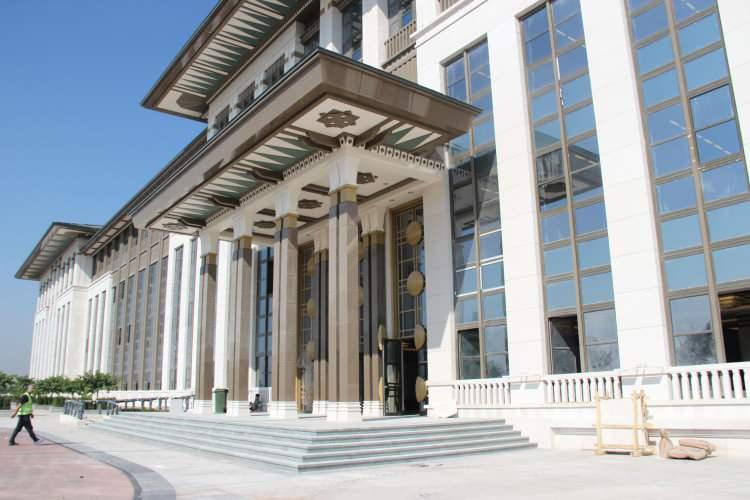 <p><strong>RÜYADA CUMHURBAŞKANI İLE OTURMAK</strong></p>
<p>Rüyada Cumhurbaşkanı ile oturmak, işinizde yükselme fırsatı olduğunu gösterir. Bu rüya, güçlü birinin rehberliğinde önemli bir pozisyona yükselme şansı sunabileceğinizi ifade eder. Cumhurbaşkanıyla oturmak, saygınlık, izzet ve itibar kazanma anlamına gelir. Aynı zamanda, bulunduğunuz yerde güçlü bir konuma ulaşabileceğinizi işaret eder. Bazı tabirlere göre rüyada Cumhurbaşkanı ile oturduğunu görmek ilişkilerinizde olumlu gelişmeler yaşayacak ve saygın birinden destek alacaksınız.</p>
<p> </p>