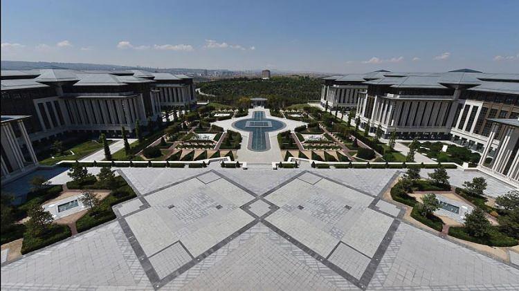<p><strong>RÜYADA CUMHURBAŞKANI VE AİLESİNİ GÖRMEK </strong></p>
<p>Kişinin, gireceği bir işte güvendiği arkadaşları tarafından yalnız bırakılacağı, maddi açıdan çok sıkıntılı bir duruma düşeceği, elindeki bir gayrimenkulü satmak zorunda kalacağı ve ancak daha sonra atacağı bir adım sayesinde çok hayırlı bir işe gireceğine, kazancının günden güne artacağına ve işlerinin büyük hayırlara vesile olacağına alamettir.</p>
<p> </p>