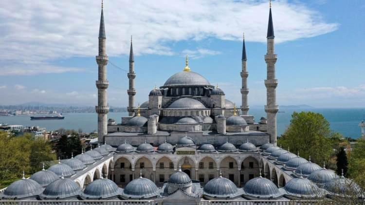 <p>Türkiye genelinde sayıları 90 bini aşan camiler arasında bazıları mimarisi, kapasitesi ve bulunduğu konumla ön plana çıkıyor.</p>