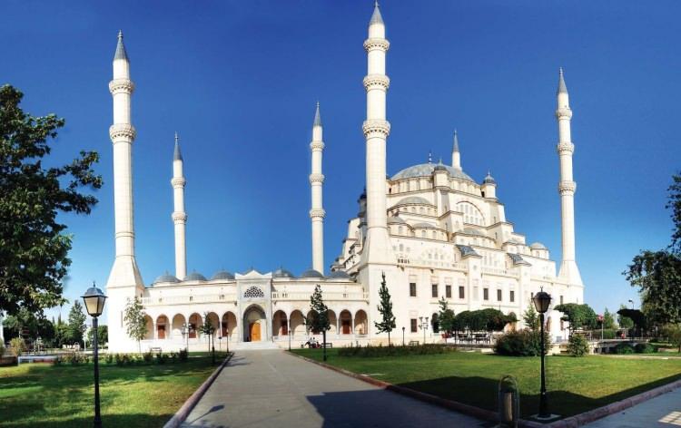 <p>Bu kapsamda Türkiye'nin en büyük camileri de belli oldu. </p>
<p>İşte listede yer alan iller... </p>
