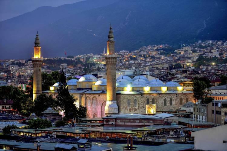 <p><span style="color:#B22222"><strong>8. BURSA ULU CAMİ – BURSA</strong></span></p>

<p> </p>

<p>1400 yılında Yıldırım Bayezid tarafından yaptırılan Bursa Ulu Camii, erken Osmanlı mimarisinin önemli örneklerinden biridir.</p>

<p>Dikdörtgen planlı cami, 55 metre genişliğinde ve 69 metre uzunluğundadır.</p>

<p>Ortasında bulunan açık kubbe sayesinde doğal aydınlatma sağlanırken, camideki hat sanatları da ziyaretçileri büyülemektedir.</p>
