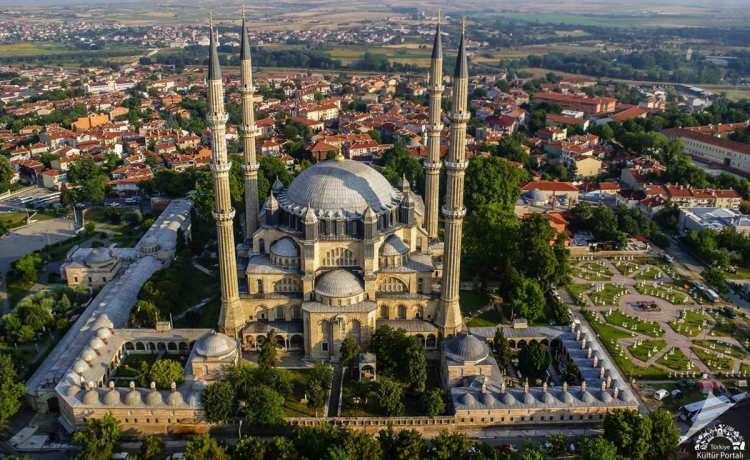 <p><span style="color:#B22222"><strong>7. SELİMİYE CAMİ – EDİRNE</strong></span></p>

<p> </p>

<p>Edirne’deki Selimiye Camii, 1575 yılında Sultan II. Selim adına inşa edilmiş ve Mimar Sinan’ın “ustalık eserim” dediği yapıdır. 43 metre çapındaki kubbesiyle dikkat çeken cami, mimari sırları ve estetik oranlarıyla günümüzde hâlâ hayranlık uyandırır. UNESCO Dünya Mirası Listesi’nde yer alan yapı, 4 minaresiyle Edirne’nin sembollerindendir.</p>
