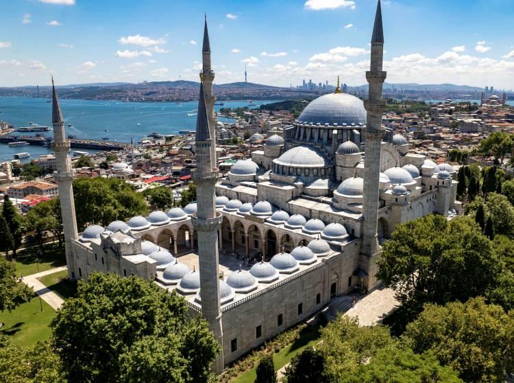 <p><span style="color:#B22222"><strong>6. SÜLEYMANİYE CAMİ - İSTANBUL</strong></span></p>
<p> </p>
<p>Mimar Sinan’ın kalfalık eseri olarak tarihe geçen Süleymaniye Camii, 1557 yılında Kanuni Sultan Süleyman adına yapılmıştır.</p>
<p>20 bin kişilik kapasitesiyle Türkiye’nin en büyük camilerinden biri olan yapı, Osmanlı klasik mimarisinin en zarif örneklerinden biridir.</p>
<p>4 minaresi bulunan cami, İstanbul’un tarihî yarımadasına hâkim konumda yer alır.</p>
