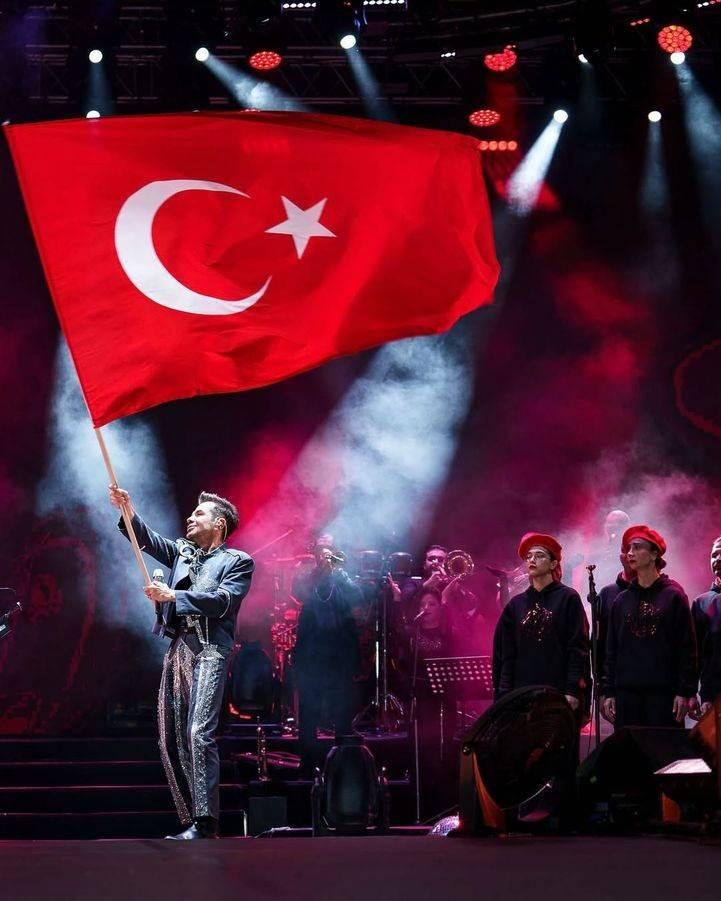 <p><strong>KENAN DOĞULU</strong></p>

<p>Ata’m, senin yolundayız! Sonsuza dek kalbimizde iz bırakan vizyonunla, çocuklarımıza daha aydınlık yarınlar armağan etmeyi diliyorum. Bugün sadece bir bayram değil, bir milletin umudu, bir ülkenin kalbi... Çocuklarımızın gözlerindeki ışıkta senin hayalini görüyoruz. Yarınlarımızın, umutlarımızın 23 Nisan Ulusal Egemenlik ve Çocuk Bayramı kutlu olsun.</p>
