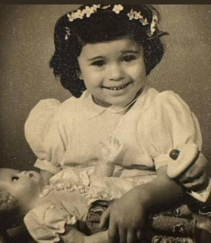 <p><strong>NİLGÜN BELGÜN</strong></p>
<p>23 Nisan Ulusal Egemenlik ve Çocuk Bayramı kutlu olsun. Çocuktuk bir zamanlar...</p>