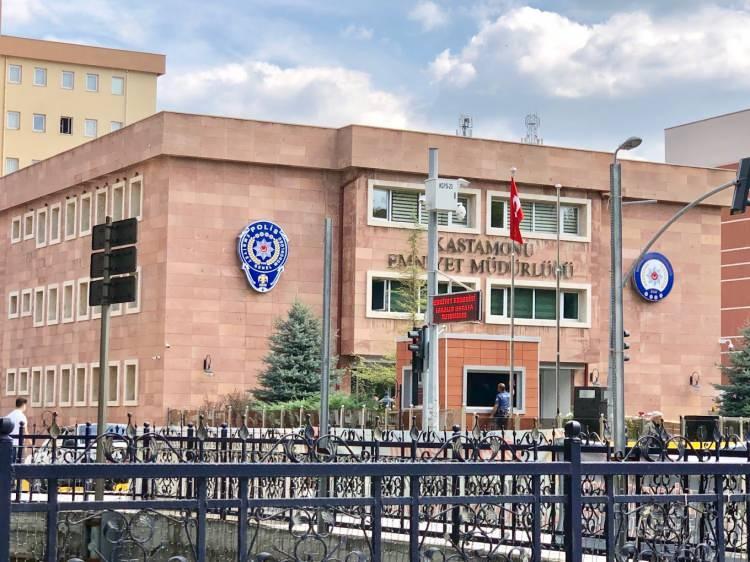 <p><span style="color:#B22222"><strong>TUTUKLANDI</strong></span></p>

<p> </p>

<p>Bıçaklanarak öldürüldüğü belirlenen Elif C'nin (23) gözaltına alınan eşi B.C, emniyetteki işlemlerinin ardından Kastamonu Adliyesi'ne sevk edildi.</p>

<p>Cumhuriyet savcılığında sorgulanan şüpheli, çıkarıldığı hakimlikçe tutuklandı.</p>
