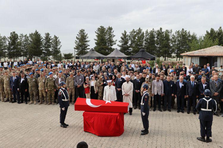<p>Daha sonra şehidin cenazesi aile mezarlığında toprağa verildi.</p>
<p> </p>