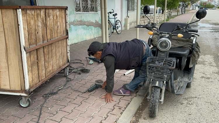 <p>Sevindik, engelli bireylerin toplumda karşılaştığı zorluklara rağmen güçlü şekilde ayakta kalabileceklerini belirterek, çevresine de ilham kaynağı olduğunu söyledi. </p>