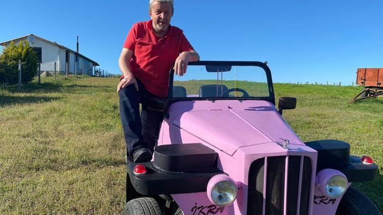 <p>Pembe rengiyle dikkatleri üstüne çeken otomobile Ramazan Şentürk, Arapça’da "Oku" anlamına gelen "İkra" ismini verdi.</p>
<p> </p>