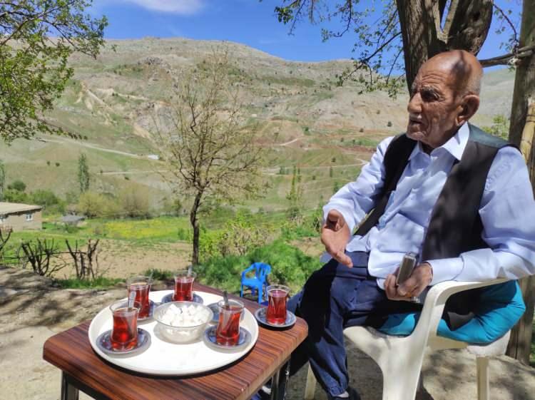 <p><strong><span style="color:rgb(178, 34, 34)">“HEMEN ÖLSEM DAHA İYİ OLUR”</span></strong></p>
<p>Hayatı boyunca herhangi kötü bir olay yaşamadığı için hiç bir şeye pişmanlık duymadığını aktaran Mehmet Reşit Ak, <strong>"Ben hiç kötü bir şey yapmadım ki pişmanlık duyayım. Bazen ölmeyi çok istiyorum. Diyorum hemen ölsem daha iyi olur. Bazen de hayatın tatlı olduğu aklıma gelir ve yaşamak istiyorum"</strong> şeklinde konuştu.</p>
<p> </p>