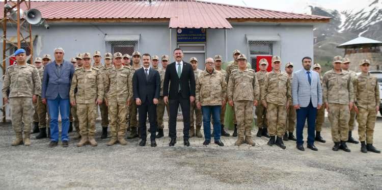 <p>Vali ve Belediye Başkan Vekili Bülent Tekbıyıkoğlu, burada yaptığı konuşmada, 15 yıl önce Sarıyayla Karakolu’nda kötü bir hadise yaşandığını söyledi.</p>

<p> </p>

