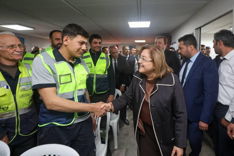 <p style="padding-bottom: 20px; margin: 0px; color: rgb(0, 0, 0); font-family: sans-serif; line-height: 1.5 !important;">“Sevgi emektir. Emek çektiğin şeyi seversin. Bu şehrin güzelleşmesi, altyapısı üst yapısı için büyük bir emek çekiliyor, gayret gösteriliyor. Aile olmak böyle bir şey. Biz çok güçlü ve güvenilir bir aileyiz. Bu şehir bize güveniyor. ‘Halka hizmet hakka hizmet’ anlayışıyla yola çıktık. Bu şehir uluslararası alanda zorluklara rağmen OECD’nin Şampiyon Şehri oldu. Şampiyon olan başkan değil bütün ekibimiz. EBRD’nin Yeşil Şehri olduk. Bunu siz çalışanlarımız başardı. </p>
