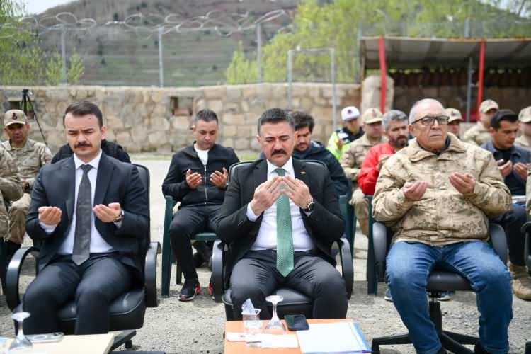 <p><strong>"KİM NE EMEK VERMİŞ İSE..."</strong></p>
<p>Terör örgütü tarafından gece saatlerinde karakola baskın düzenlendiğini belirten Tekbıyıkoğlu, "<strong>Çok şükür terör örgütünün hiçbir unsurunu jandarma ve emniyetimizin gayretiyle burada bırakmadık, dağlarımız, taşlarımız tertemiz. Bu memleketin vatan olması için canını bayraklaştıran bütün şehitlerimizi rahmet, minnet ve şükranla anıyorum. Kim ne emek vermiş ise onlara da şükranlarımı arz ediyorum. Allah tekrardan şehitlerimizi Peygamberimize komşu etsin. Yattıkları yer nur olsun.</strong>" dedi.</p>
<p> </p>