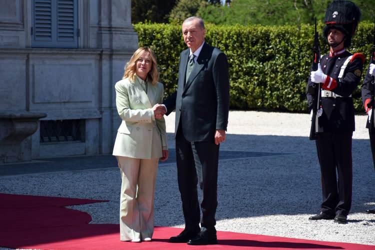 <p>Erdoğan'a Dışişleri Bakanı Hakan Fidan, Aile ve Sosyal Hizmetler Bakanı Mahinur Özdemir Göktaş, Gençlik ve Spor Bakanı Osman Aşkın Bak, Kültür ve Turizm Bakanı Mehmet Nuri Ersoy, Milli Savunma Bakanı Yaşar Güler, Sanayi ve Teknoloji Bakanı Mehmet Fatih Kacır, Ticaret Bakanı Ömer Bolat, Milli İstihbarat Teşkilatı (MİT) Başkanı İbrahim Kalın, Cumhurbaşkanlığı İletişim Başkanı Fahrettin Altun ve Cumhurbaşkanı Dış Politika ve Güvenlik Başdanışmanı Akif Çağatay Kılıç ile Cumhurbaşkanlığı Savunma Sanayii Başkanı Haluk Görgün de eşlik ediyor.</p>