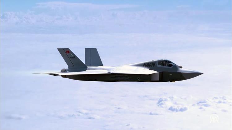<p><span style="color:#A52A2A"><strong>F-22 BENZERİ TASARIM VE GÜÇLÜ DONANIM</strong></span></p>
<p>Brimelow, KAAN’ın tasarımının ABD'nin F-22 savaş uçağına benzediğine dikkat çekti.</p>
