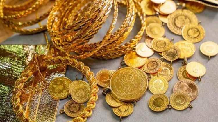<p>Spot altının ons fiyatı, hafta boyunca yaşadığı kayıpların ardından yüzde 2,4'lük düşüşle haftayı 3 bin 240 dolar seviyesinde tamamladı. Daha iki hafta önce, 22 Nisan tarihinde 3 bin 500 dolarla rekor kıran altın, böylece kısa sürede ciddi bir gerileme yaşadı. Bu rakam, 14 Nisan'dan bu yana görülen en düşük seviyeye işaret ediyor.</p>