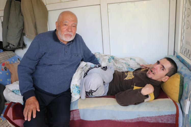 <p>Kocasinan ilçesindeki Taşhan Mahallesi'nin bir kısmı, 2003 yılında Kızılırmak Nehri üzerinde inşa edilip hizmet vermeye başlayan Yamula Barajı'nın su tutması ile sular altında kaldı. Mahallenin su altında kalması sonucu hane sahiplerinin bazıları kent merkezine göç ederken, bir kısmı da sular altında kalan mahallenin karşısına kurulan yeni yerleşim alanına taşındı. Kıbrıs gazisi 3 çocuk babası Ali Altun ise doğuştan yatalak oğlunun şehir merkezinde rahat edememesi nedeniyle, 250 haneden zamanla birçok evin yıkıldığı eski Taşhan Mahallesi'nde eşiyle kalmaya devam etti. Terk edilen mahalleyi 30 yıldır bekleyen Altun, mahallenin yok olmamasını ve gelecek nesillere aktarılmasını istiyor.</p>