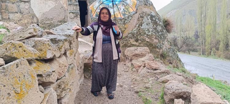 <p>Kayseri'nin Yeşilhisar ilçesine yaşayan 3 çocuk annesi Ayşe Aplak (57), anneanne hobisi sayesinde 5 dil öğrenerek dünyaya açıldı. </p>