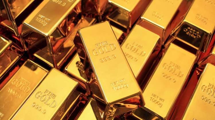 <p>Geçtiğimiz hafta başında <strong>altının </strong>ons fiyatı ilk kez 3.500 doları aştı. Her ne kadar fiyat daha sonra 3.300 dolar seviyelerine gerilese de, <strong>altın </strong>hâlâ geçen yılın aynı dönemine göre yaklaşık yüzde 40 daha değerli ve birçok analistin 2025 sonu için öngördüğü seviyenin üzerinde.</p>