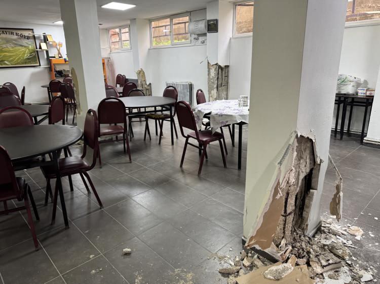 <p>Patlayan kolanların içinde yer alan demirlerin el ile parçalanması ve betonun içinden çıkan midye kabukları görenleri hayrete düşürdü.</p>
<p> </p>