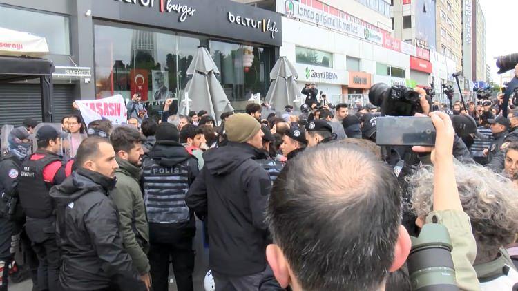 <p> Polis ekiplerinin meydan ve çevresindeki güvenlik önlemleri devam ederken, Taksim'e yürümek isteyenlere polis müdahale etti.</p>
