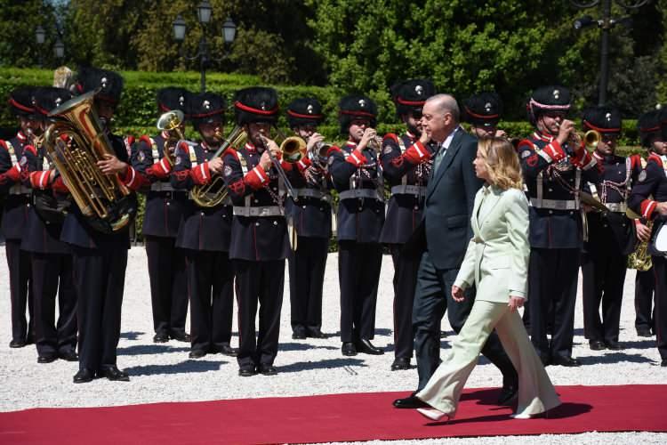 <p>Heyetlerin takdimi sonrası Erdoğan ve Meloni baş başa görüşmeye geçti.</p>