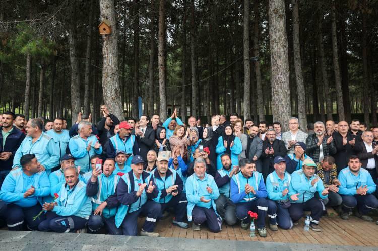 <h3 style="line-height: 24px; font-size: 16px; margin: 0px 0px 15px; color: rgb(0, 0, 0); font-family: sans-serif;"><span style="color:rgb(178, 34, 34)">ŞAHİN: BU EKİP HALKIN VE HAKKIN RIZASI İÇİN ÇALIŞTI</span></h3>
<p style="padding-bottom: 20px; margin: 0px; color: rgb(0, 0, 0); font-family: sans-serif; line-height: 1.5 !important;">Programlar kapsamında yaptığı konuşmada Büyükşehir Belediyesi’nin 11 yılda hayata geçirdiği Düzbağ, GAZİRAY, Dülük-OSB Tüneli projelerinin bir ekip işi olduğunu ve başarının beraber yakalandığını aktararak şunları söyledi:</p>
<div> </div>