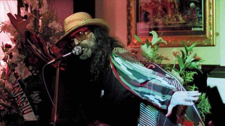 <p><span style="color:#B22222"><strong><em>2. Seni bu dünyada çok sevdim."</em></strong></span></p>
