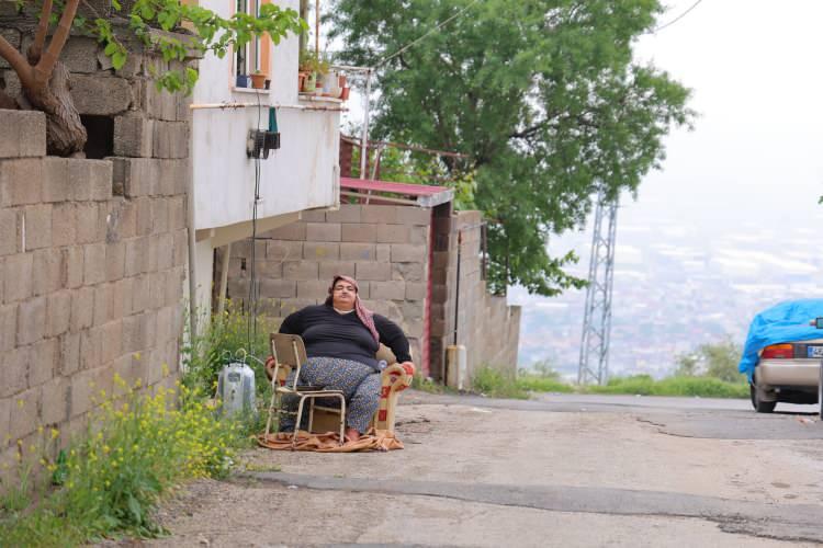 <p>Dulkadiroğlu ilçesi Bağlarbaşı Mahallesi'nde 14 yaşındaki oğlu ile beraber yaşayan<strong> Fatma Dağlı, a</strong>şırı kiloları nedeniyle zor günler yaşıyor. </p>