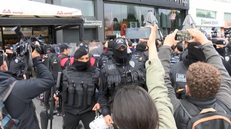 <p>Polis ekipleri grup üyelerinden bazılarını gözaltına alınıp polis otobüsüne bindirilirken, 1 kişi baygınlık geçirdi. </p>