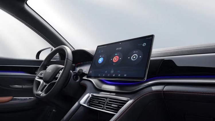<p>SEAL U DM-i'nin AWD versiyonuyla 1,5 litrelik turbo benzinli motoru da kullanıcılarla buluşuyor. 96 kW gücündeki motor, elektrikli sistemle çalışarak yüksek çekiş gücü ve sürüş performansı sağlıyor.</p>