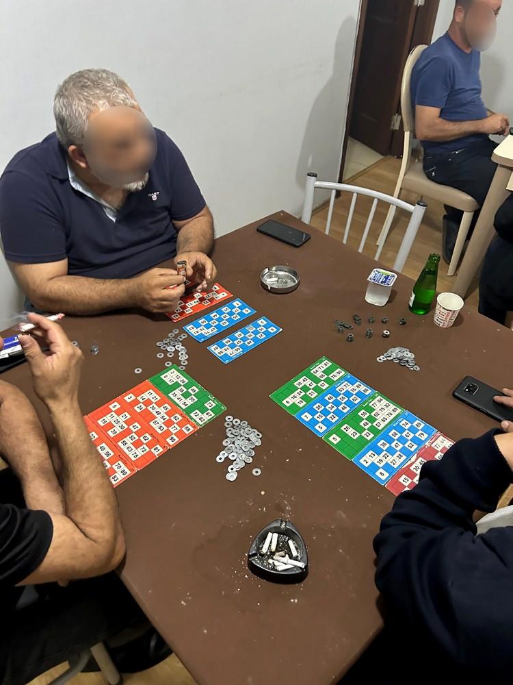 <p>Adana’da ruhsatsız bir kahvehanede tombala ile kumar oynadığı anları sosyal medyada yayınlayan B.A.’nın (41) paylaşımını ihbar kabul eden polisin baskını üzerine 22 kişiye suçüstü yapıldı.</p>

<p> </p>
