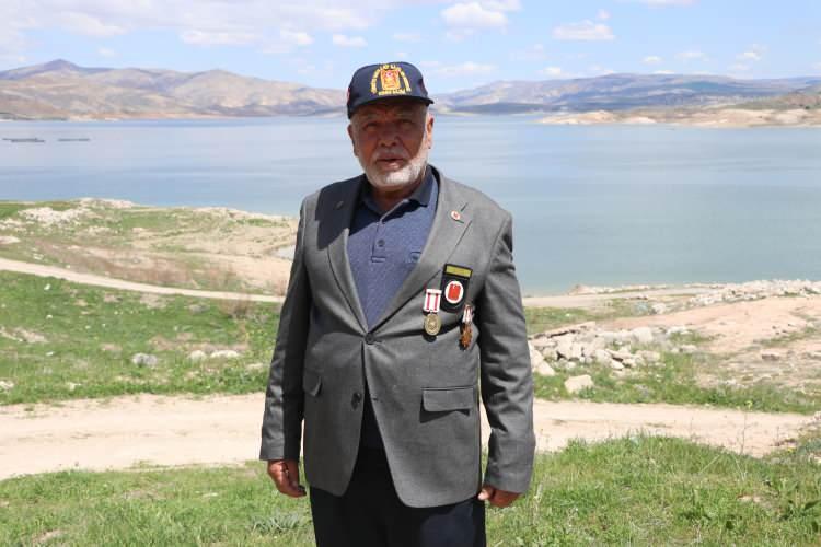 <p>Kayseri'de, Kıbrıs gazisi Ali Altun (76) ve doğuştan yatalak engelli oğlu Kemal Altun (35), Kızılırmak Nehri üzerinde inşa edilen Yamula Barajı'nın faaliyete geçmesiyle, bir kısmı su altında kaldığı için terk edilen Taşhan Mahallesi'nde yaşıyor. Mahallede daha önce 250 hanenin yaşadığını belirten Ali Altun, "Oğlum için 35 senedir bu köyü bekliyorum. Oğluma köy hayatı iyi geliyor. Köy suyun karşı tarafına taşındı. Ben ölünce eski köyümüz tamamen bitecek" dedi.</p>