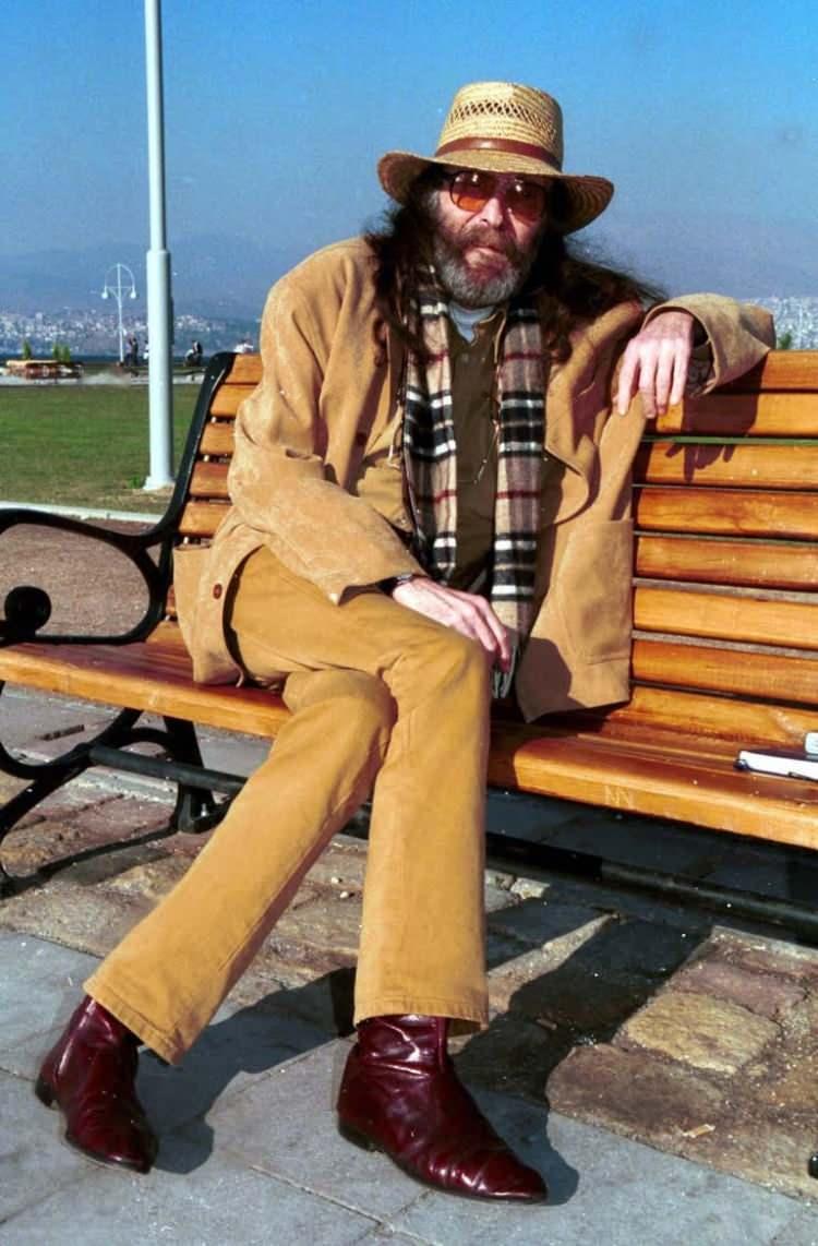 <p><strong><span style="color:rgb(178, 34, 34)">KANSERİ YAKINLARINDAN SAKLADIKLARI ANLAŞILDI</span></strong></p>

<p><strong>Sabah'ın haberine göre</strong>, Karaca'nın,<strong> 2001 yılında</strong> lösemiye yakalandığı ancak bu ağır hastalığı sadece eşi <strong>İlkim Karaca</strong> ile paylaştığı öğrenildi.<strong> </strong></p>
