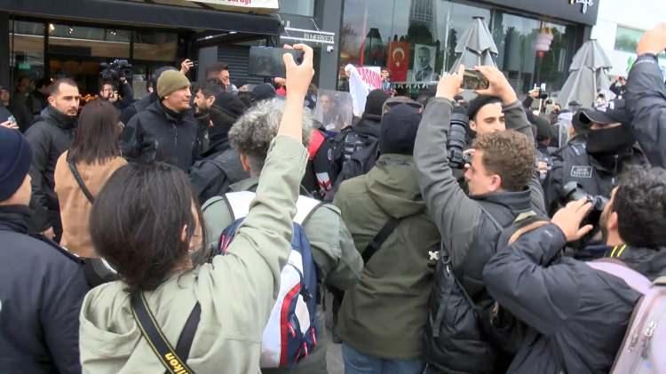 <p>1 MAYIS Emek ve Dayanışma Günü nedeniyle biraraya gelenler, Mecidiyeköy Meydanı'nda toplandı. Grup üyeleri yasağa rağmen Taksim'e yürümek istedi.</p>