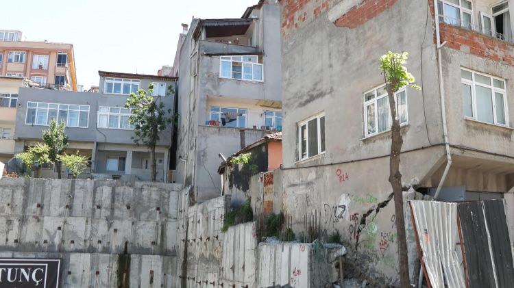 <p>Bağlarbaşı Mahallesi'nde saat 06.00 sıralarında inşaatın temelinde çökme oldu. </p>