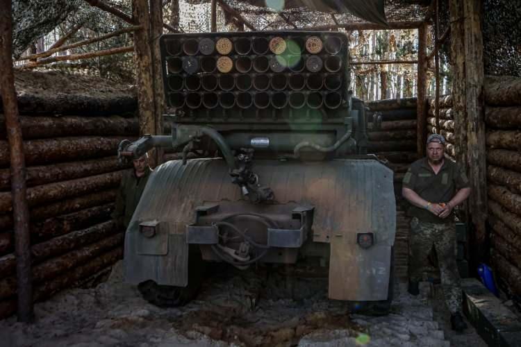 <p>Ukrayna Devlet Başkanı Vladimir Zelenskiy’i ile Vatikan’da gerçekleştirdiği görüşmenin iyi geçtiğini kaydeden Trump, Zelenskiy’in barış anlaşması kapsamında Kırım'ı Rusya'ya bırakmaya "hazır" olduğunu ifade etti. </p>
