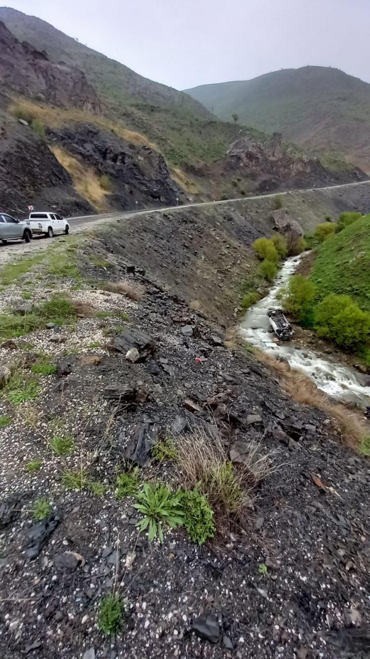 <p>İhbarla olay yerine sağlık ekipleri ve jandarma ekipleri sevk edildi. Yaralılar, ambulanslarla Yüksekova Devlet Hastanesi'ne kaldırıldı. Kazayla ilgili soruşturma başlatıldı. </p>