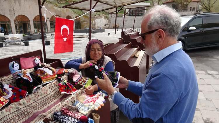 <p>Aplak, aynı zamanda bebek satışı yaparak konuştuğu turistler sayesinde Fransızca, İtalyanca, İspanyolca, İngilizce ve Almancayı öğrendi.</p>