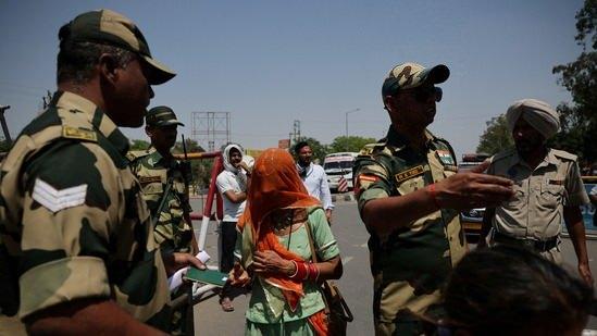 <p>Pakistan ve Hindistan arasında Pahalgam saldırısının ardından devam eden gerginlikle ilgili görüşlerini dile getiren Demiryolları Bakanı Hanif Abbasi, Pakistan'ın suyunun kesilmesi ya da herhangi bir yanlış girişimde bulunulması halinde bunun korkunç sonuçları olacağı uyarısında bulundu.</p>
