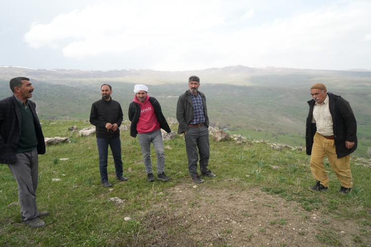<p>Kalenin bulunduğu güzergâhın sağında tarihi Çengili Kilisesi, solunda ise Karakale ile Mercimek Kale Höyüğü yer alıyor. Bu durum, keşfedilen kaleyi hem tarihi hem de arkeolojik açıdan oldukça ilgi çekici hale getiriyor.</p>
<p> </p>