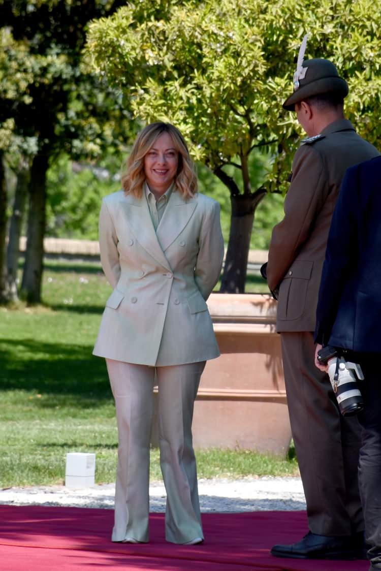 <p>Başbakan Meloni, Villa Pamphili Konutu'nda düzenlenen törende, Cumhurbaşkanı Erdoğan'ı aracından inerken karşıladı.</p>