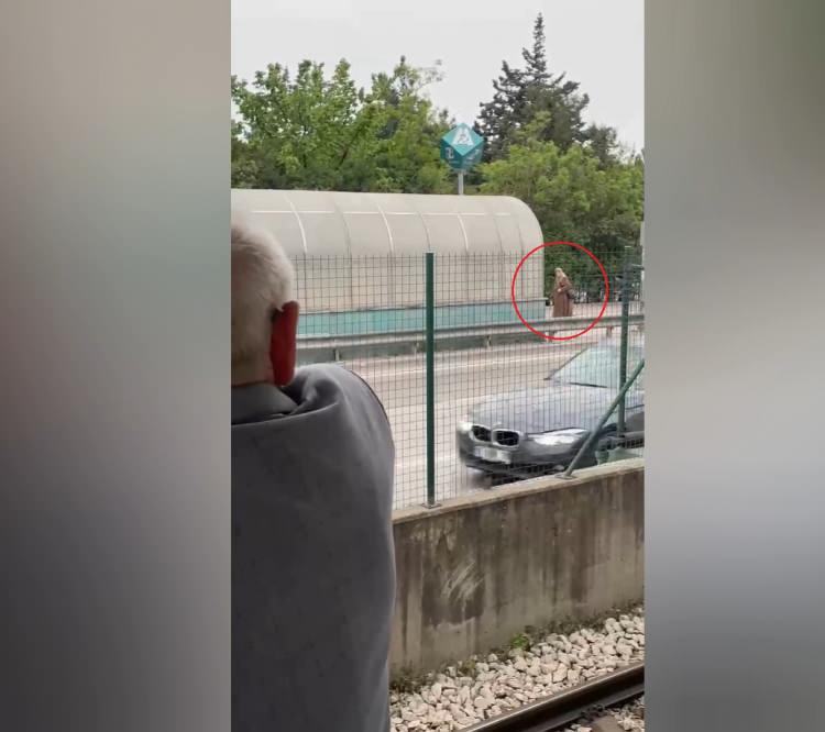 <p>Osmangazi ilçesi Emek Mahallesi'nde yaşayan Hasan Akgül, 25 Nisan günü şeker ve tansiyon hastası olan eşi Saadet Akgül'ü rutin kontrolleri için Bursa Şehir Hastanesi'ne götürdü. </p>
