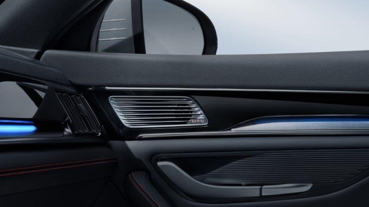 <p>Mevcut versiyonla aynı tasarıma sahip model, turbo destekli benzinli motoruna ek olarak çift elektrikli motoruyla özellikle uzun yolculuklarda daha dinamik bir sürüş deneyimi vadediyor.</p>