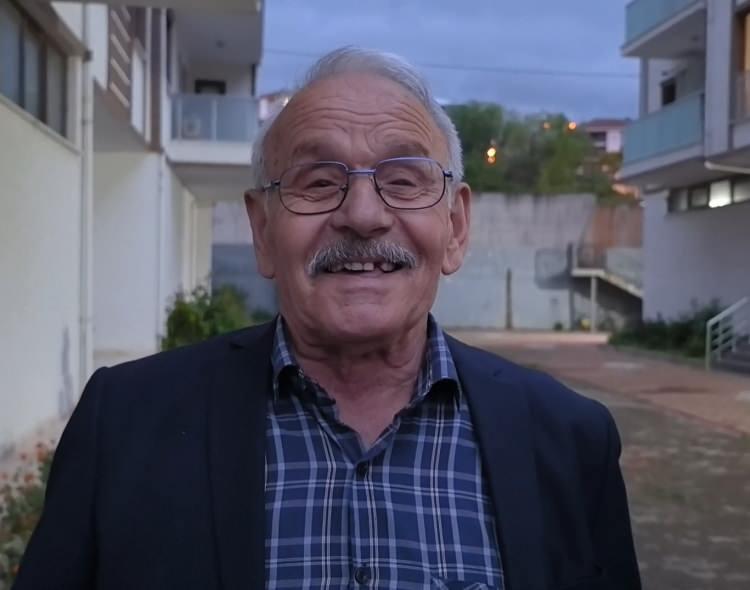 <p>Dede ve torun, Emek durağına geldiklerinde otobüsten indi. Ancak Saadet Akgül kalabalık nedeniyle kapıya ulaşamayınca otobüste kaldı. Arkasını döndüğünde eşini yanında göremeyen Hasan Akgül panik yaşarken, torunu o anları cep telefonu kamerasıyla görüntüledi. </p>

