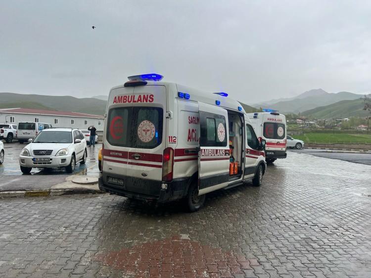 <p>Hakkari’de işçileri taşıyan minibüsün dereye devrilmesi sonucu meydana gelen kazada 2 kişi yaşamını yitirdi, 3 kişi de yaralandı.</p>
<p></p>