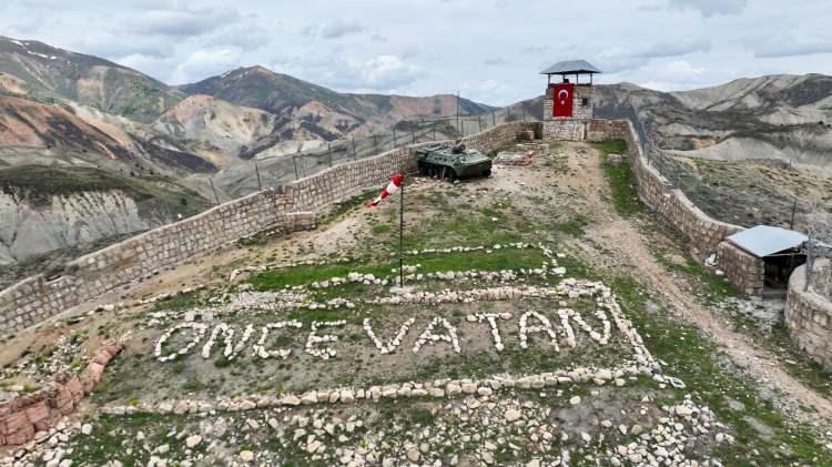 <p>Nazımiye ilçesindeki Sarıyayla Karakolu'nda gerçekleştirilen program, saygı duruşunda bulunulması ve İstiklal Marşı'nın okunmasıyla başladı.</p>

<p> </p>
