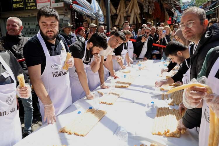 <p>Renkli görüntülere sahne olan börek yeme yarışmasında birinci olan Kerem Tütüncü belirlenen sürede 11 metre 60 santim börek yiyerek 10 gram altının sahibi oldu. İkinciye 5 bin lira üçüncüye ise 2 bin 500 lira hediye çeki verildi.</p>
