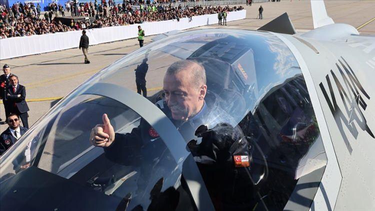 <p>“Türkiye, KAAN ile yeni bir dönemin mimarlığını üstleniyor,” yorumunda bulunan Brimelow, bu uçağın stratejik etkisinin sadece askeri alanda sınırlı kalmayacağını ifade etti.</p>