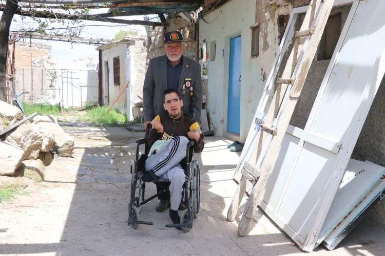 <p><strong>'ISSIZ KÖYÜ BEKLİYORUM'</strong></p>
<p>Ali Altun, mahalleyi terk etmediğini söyleyerek, "Yatağa bağımlı bir oğlum var. 35 senedir onun için bu köyü bekliyorum. Açık havada rahat ediyor, diye bu ıssız köyü bekliyorum. Burada doğdum, burada büyüdüm, burada öleceğim. Oğlum yıllardır yatalak olduğu için köy hayatı iyi geliyor. Açlık ya da susuzluğunu bilemiyor. Sadece nefes alıyor. Bir de gözümüze bakıyor. Köy, suyun karşı tarafına taşındı. Ben ölünce eski köyümüz tamamen bitecek. Sadece benim çocuğumun özel durumunda dolayı burada kalıyorum" diye konuştu.</p>